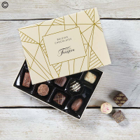Belgian chocolates: delectable dark, milk, and white chocolates, gift - Belgian chocolates: a delectable assortment of dark, milk, and white chocolates, each one handcrafted with the finest ingredients. This stylish cream box is the perfect gift